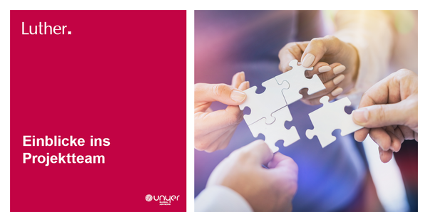 Bildbeschreibung: Mehrere Hände fügen Puzzlestücke zusammen. Der Fokus liegt auf der Zusammenarbeit im Projektteam. Im Hintergrund ist unscharfe Farbgebung zu sehen. Links steht der Text „Luther. Einblicke ins Projektteam“.