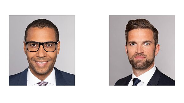 Zwei Porträtfotos von Männern in formeller Kleidung vor neutralem Hintergrund. Der linke Mann trägt eine Brille und lächelt, während der rechte Mann einen Bart hat und neutral schaut. Beide wirken professionell.