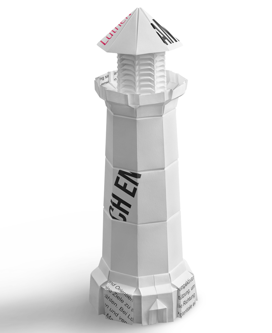 Eine weiße Schildkrötenturm-Figur mit einem spitzen Dach. Die Seiten der Figur sind mit verschiedenen Texten beschriftet. Der Turm steht auf einer flachen Oberfläche und hat eine strukturierte Oberfläche, die Details hervorhebt.