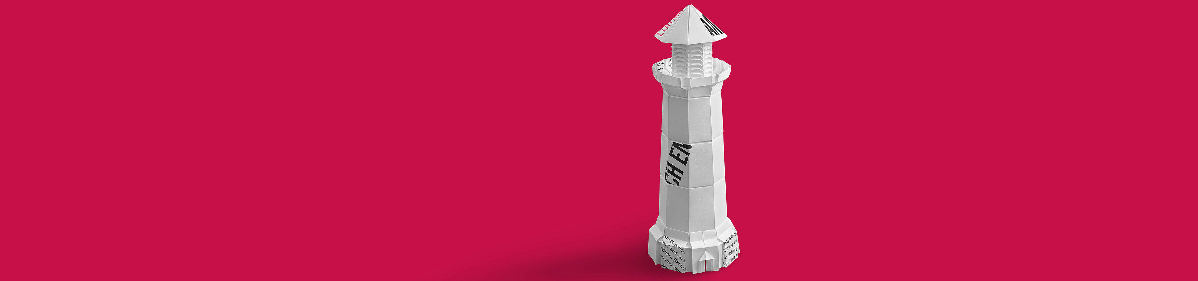 Ein weißer Leuchtturm steht auf einem pinken Hintergrund. Der Leuchtturm hat eine spitze Dacheindeckung und eine strukturierte Basis, während auf seiner Oberfläche Textelemente sichtbar sind.