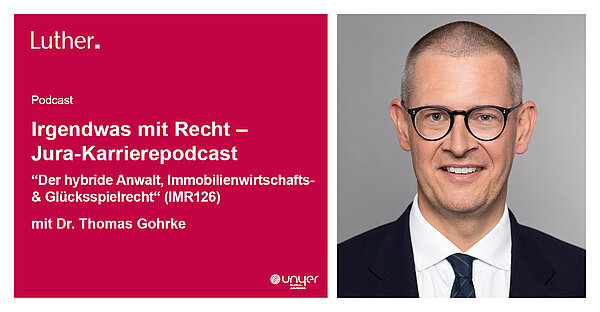 Das Bild zeigt eine Podcast-Ankündigung mit dem Titel "Irgendwas mit Recht – Jura-Karrierepodcast". Der Episode Titel ist "Der hybride Anwalt, Immobilienwirtschafts- & Glücksspielrecht" mit Dr. Thomas Gohrke. Die Hintergrundfarbe ist rot, der Podcast wird von Luther präsentiert.