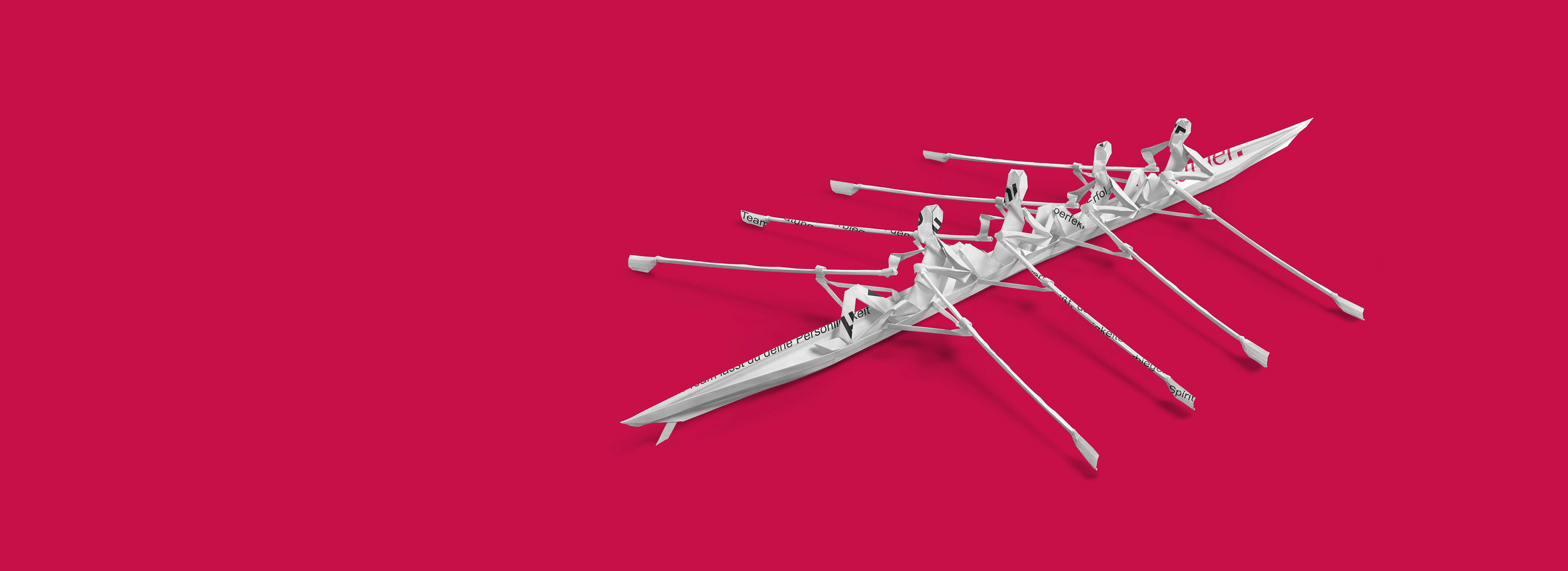 Ein Ruderboot mit sechs Ruderern, die in dieselbe Richtung rudern. Die Figuren sind stilisiert und in Weiß gehalten. Der Hintergrund ist in einem kräftigen Rot. Das Bild vermittelt Dynamik und Teamarbeit beim Rudern.