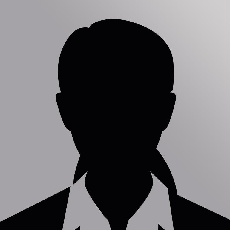 Silhouette einer Person mit Anzug, in dunklen Tönen gehalten. Der Kopf ist leicht geneigt, und die Gesichtszüge sind nicht erkennbar. Der Hintergrund ist einfarbig grau.