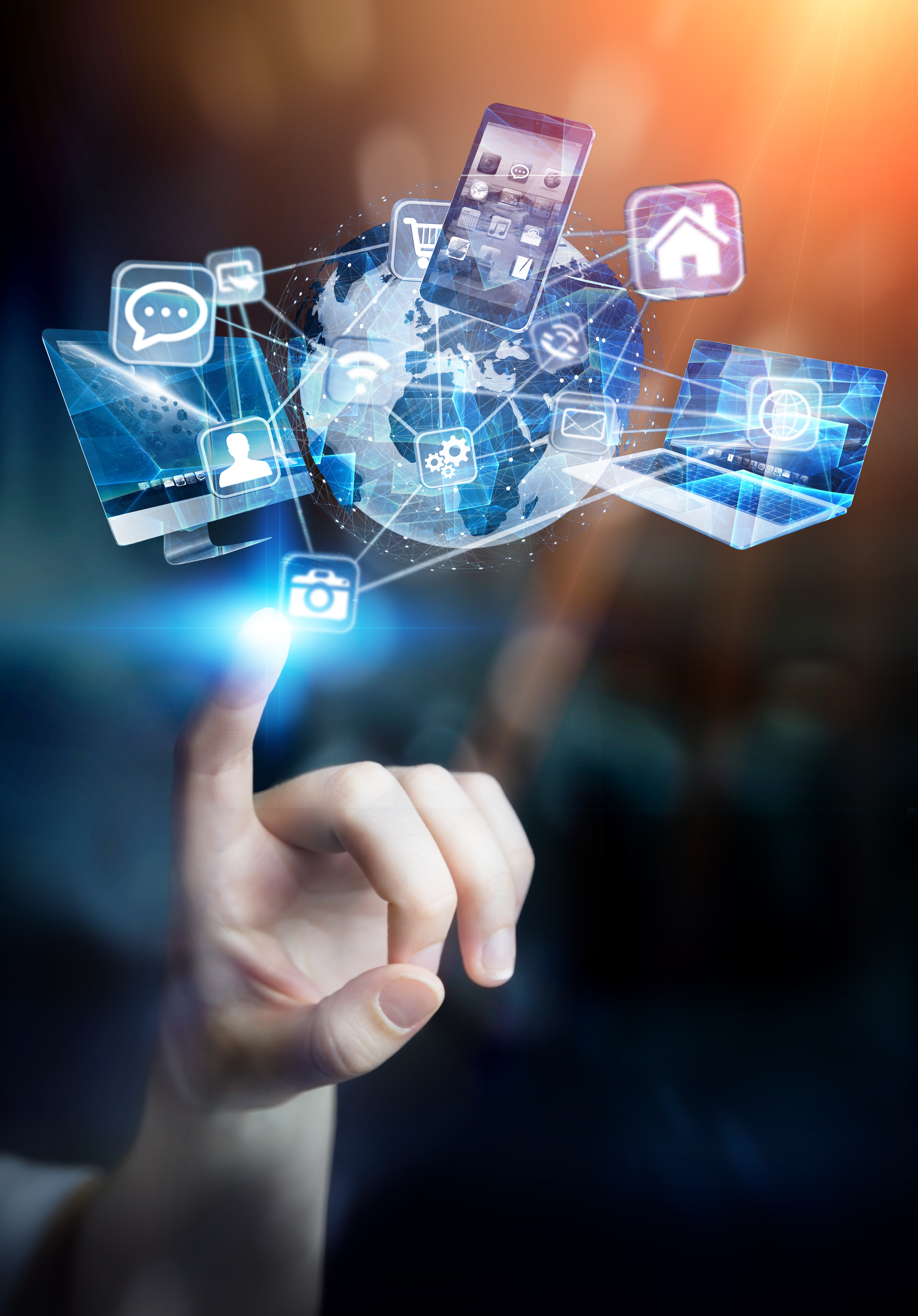Eine Hand zeigt auf eine schwebende Weltkugel, umgeben von digitalen Symbolen wie Smartphones, Computerbildschirmen und sozialen Medien. Die Darstellung symbolisiert die Vernetzung und Interaktion im digitalen Raum.