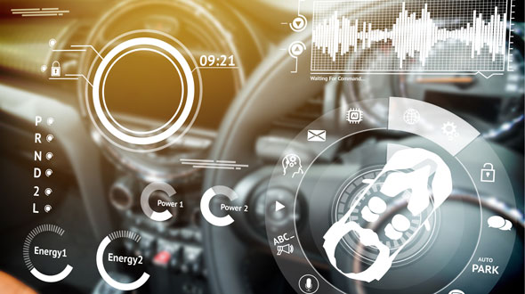 Das Bild zeigt das Cockpit eines Fahrzeugs mit verschiedenen digitalen Anzeigen. Zu sehen sind Zeit- und Energieanzeigen sowie Symbole für Funktionen wie Antrieb, Parken und Softwarestatus. Das Layout vermittelt ein modernes, technologisches Fahrerlebnis.