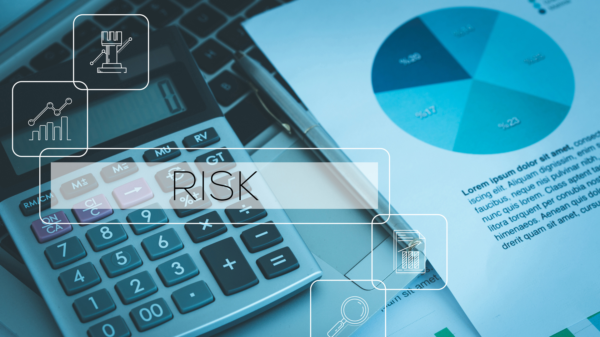 Eine Taschenrechner liegt auf einem Tisch neben einem Diagramm und einem Dokument. Der zentrale Text zeigt das Wort „RISK“ an. Die Umgebung deutet auf eine Analyse oder Bewertung von Finanzrisiken hin. Grafische Symbole um den Text verkörpern wichtige Themen wie Datenanalyse und Überprüfung.