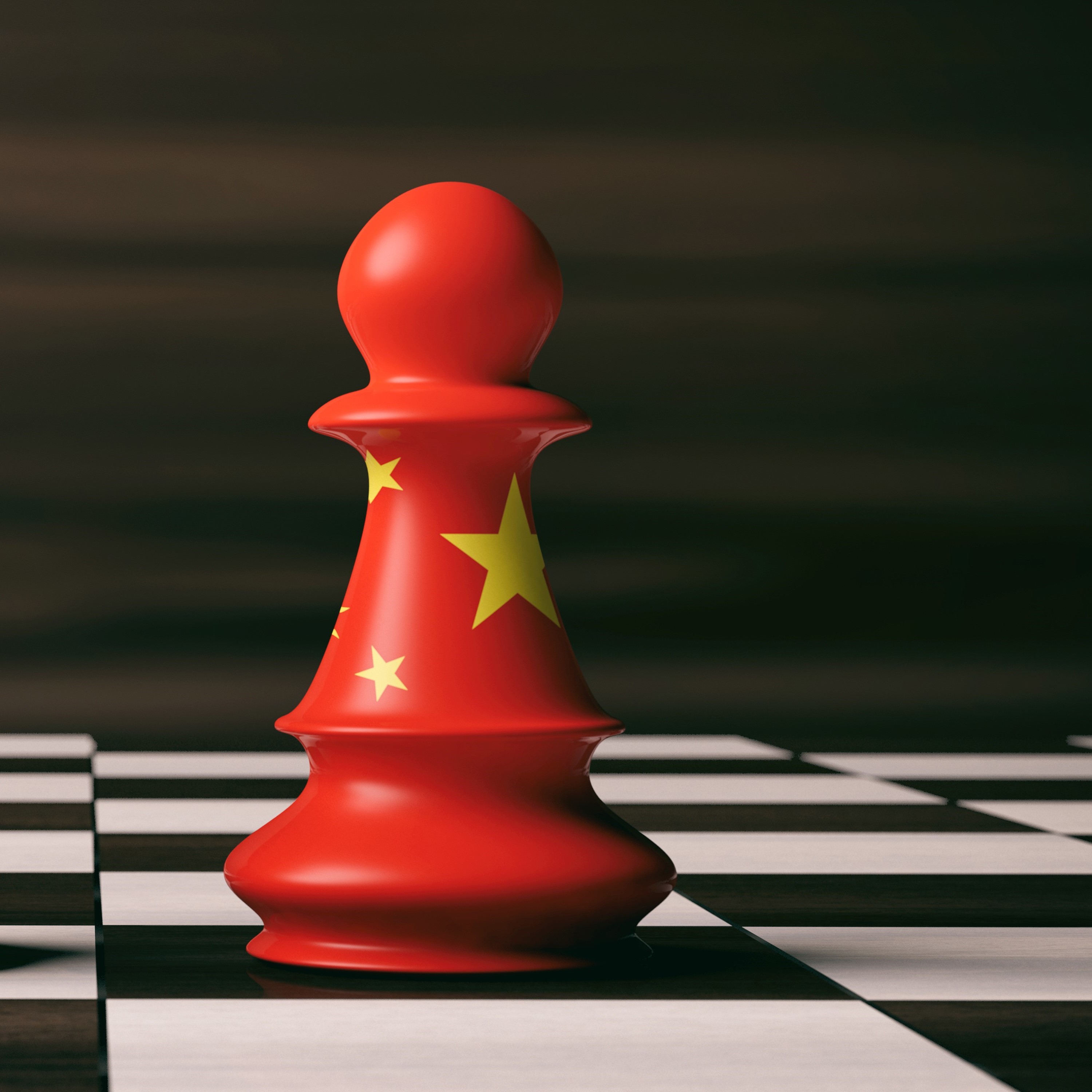 Ein rot lackierter Schachbauer steht auf einem schwarz-weißen Schachbrett. Auf dem Bauern befinden sich goldene Sterne, die auf eine kulturelle Verbindung hinweisen. Der Hintergrund ist dunkel und hebt die Figur hervor.