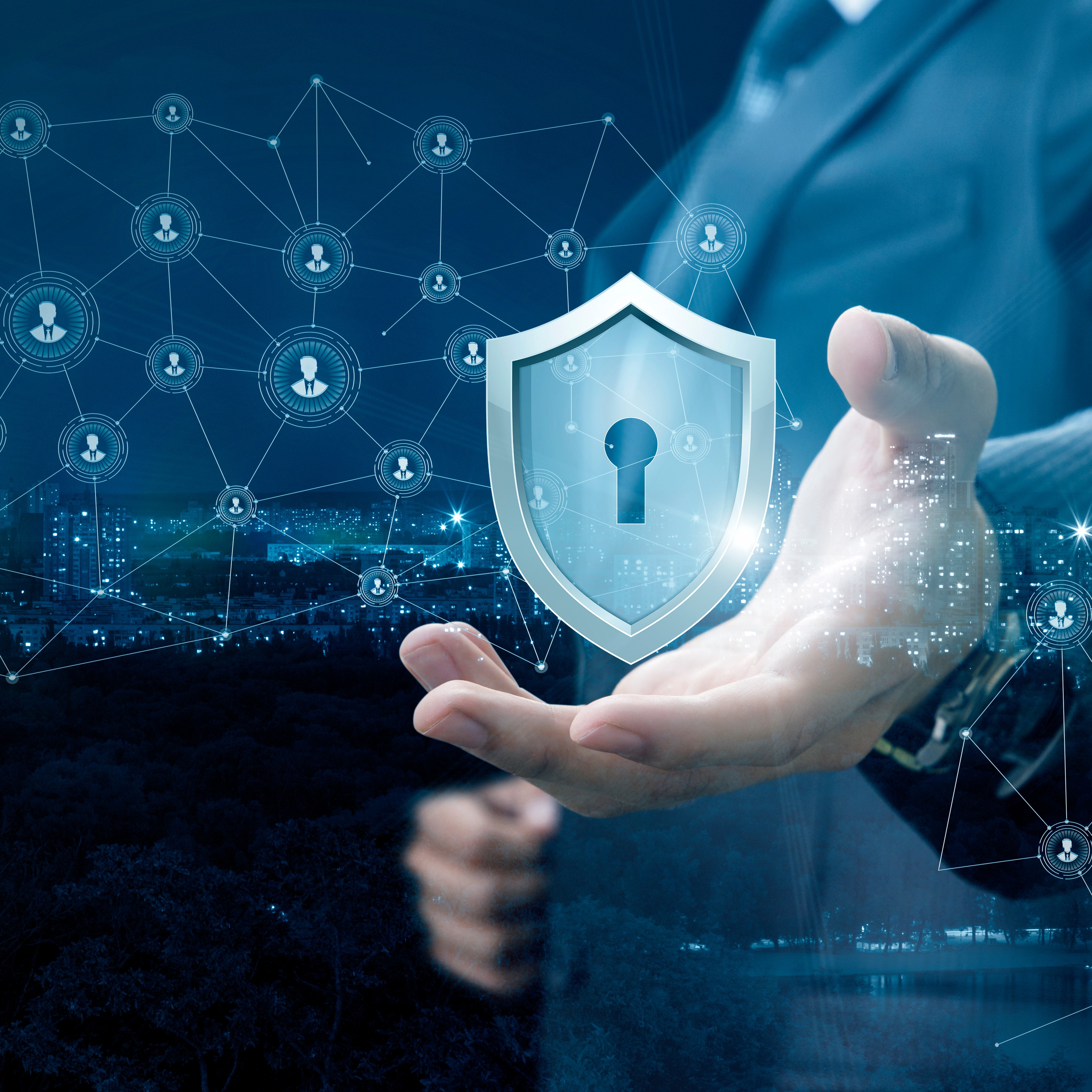 Eine Hand hält ein leuchtendes, digitales Schild mit einem Schlüsselloch, das symbolisch für Sicherheit steht. Im Hintergrund sind schematische Verbindungen und Grafiken zu sehen, die ein Netzwerk darstellen.