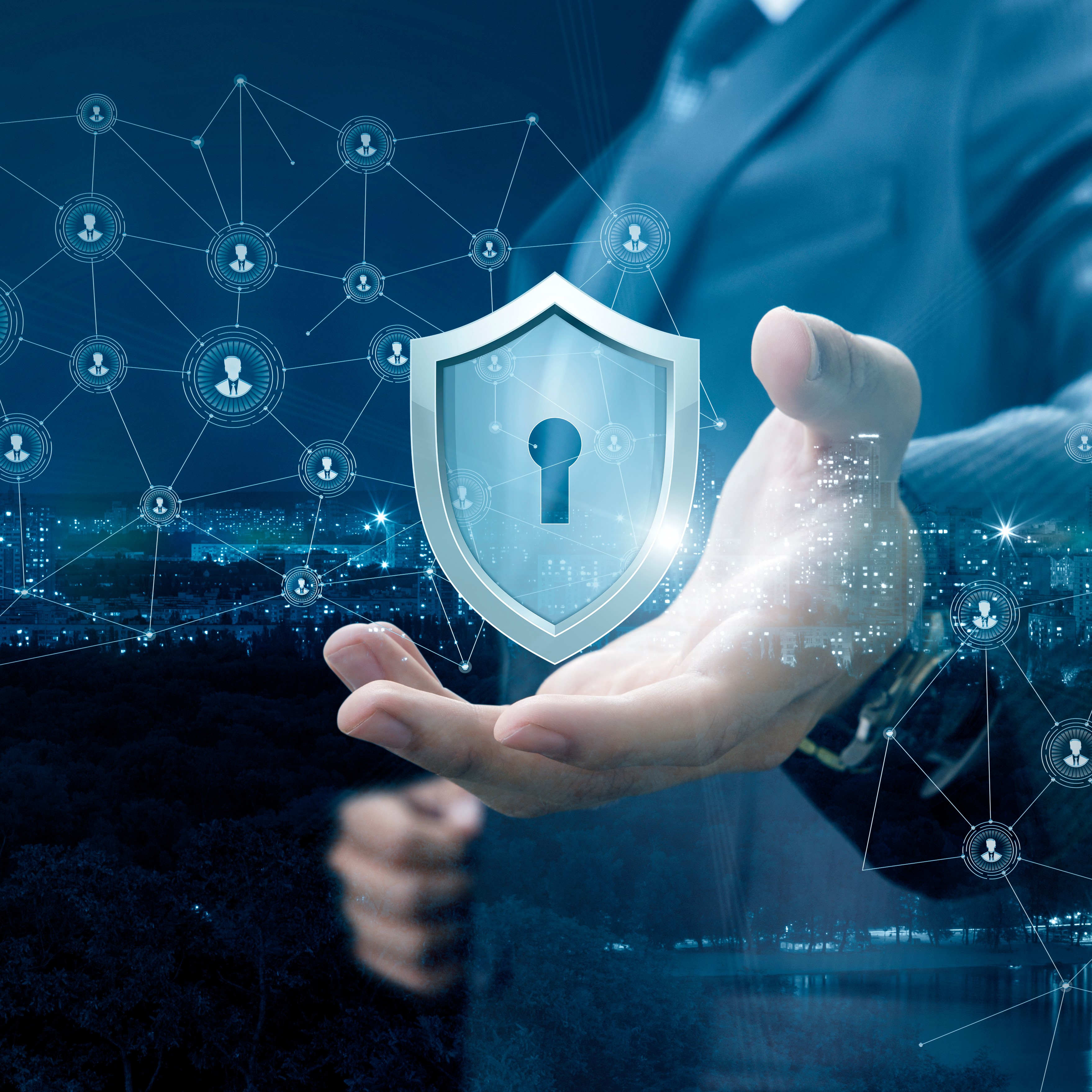 Ein Hand mit einem Schutzschild mit einem Schlosssymbol wird angezeigt. Im Hintergrund sind digitale Netzwerke und Grafiken zu sehen, die eine Verbindung zwischen verschiedenen Elementen darstellen. Das Bild vermittelt ein Gefühl von Sicherheit und Datenschutz in der digitalen Welt.