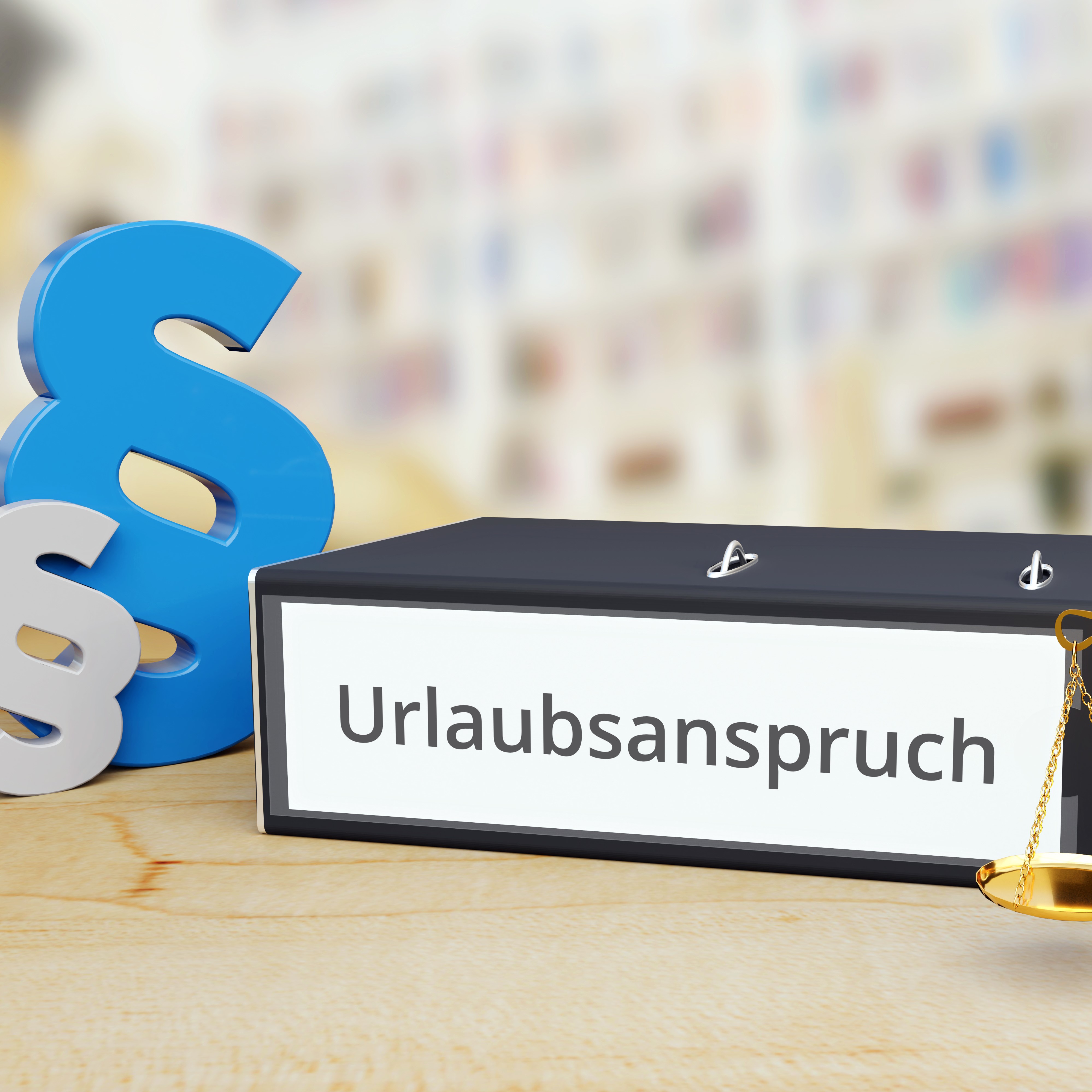Auf dem Bild sind ein Aktenordner mit der Aufschrift „Urlaubsanspruch“ und zwei Paragraphen-Symbole in Blau und Grau zu sehen. Im Hintergrund ist unscharfer Inhalt, der nicht zur Hauptbotschaft beiträgt. Der Fokus liegt auf rechtlichen Themen zum Urlaubsanspruch.