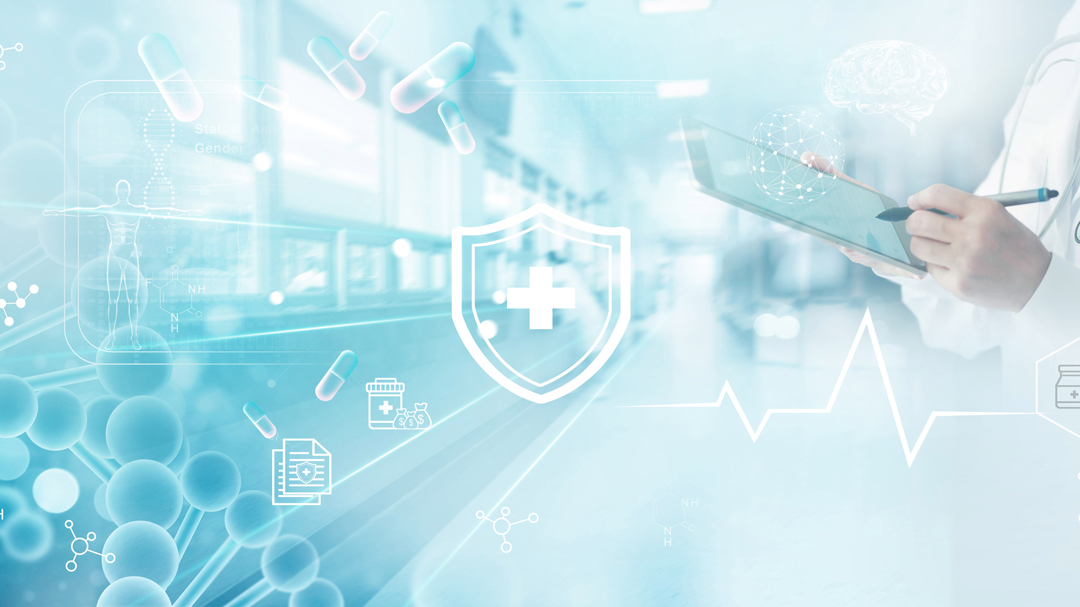 Eine Hand in einem weißen Kittel hält ein Tablet. Im Hintergrund sind medizinische Symbole wie Pillen, eine Herzlinie und eine Schutzschild-Ikone mit einem Kreuz zu sehen. Die Bildgestaltung vermittelt ein Gefühl von Technologie und Gesundheit.