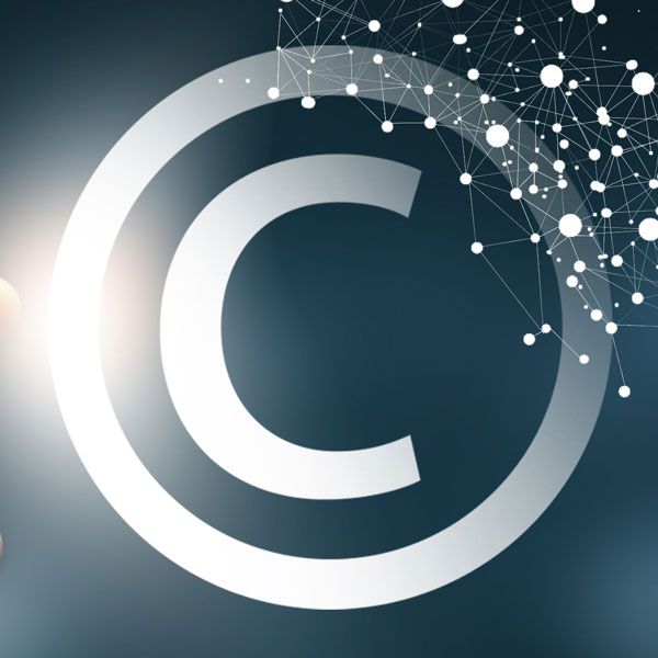 Eine Hand hält ein Licht und zeigt auf ein großes, transparentes Copyright-Symbol. Im Hintergrund sind grafische Punkte und Linien zu sehen, die miteinander verbunden sind, was einen digitalen oder technologischen Kontext vermittelt.