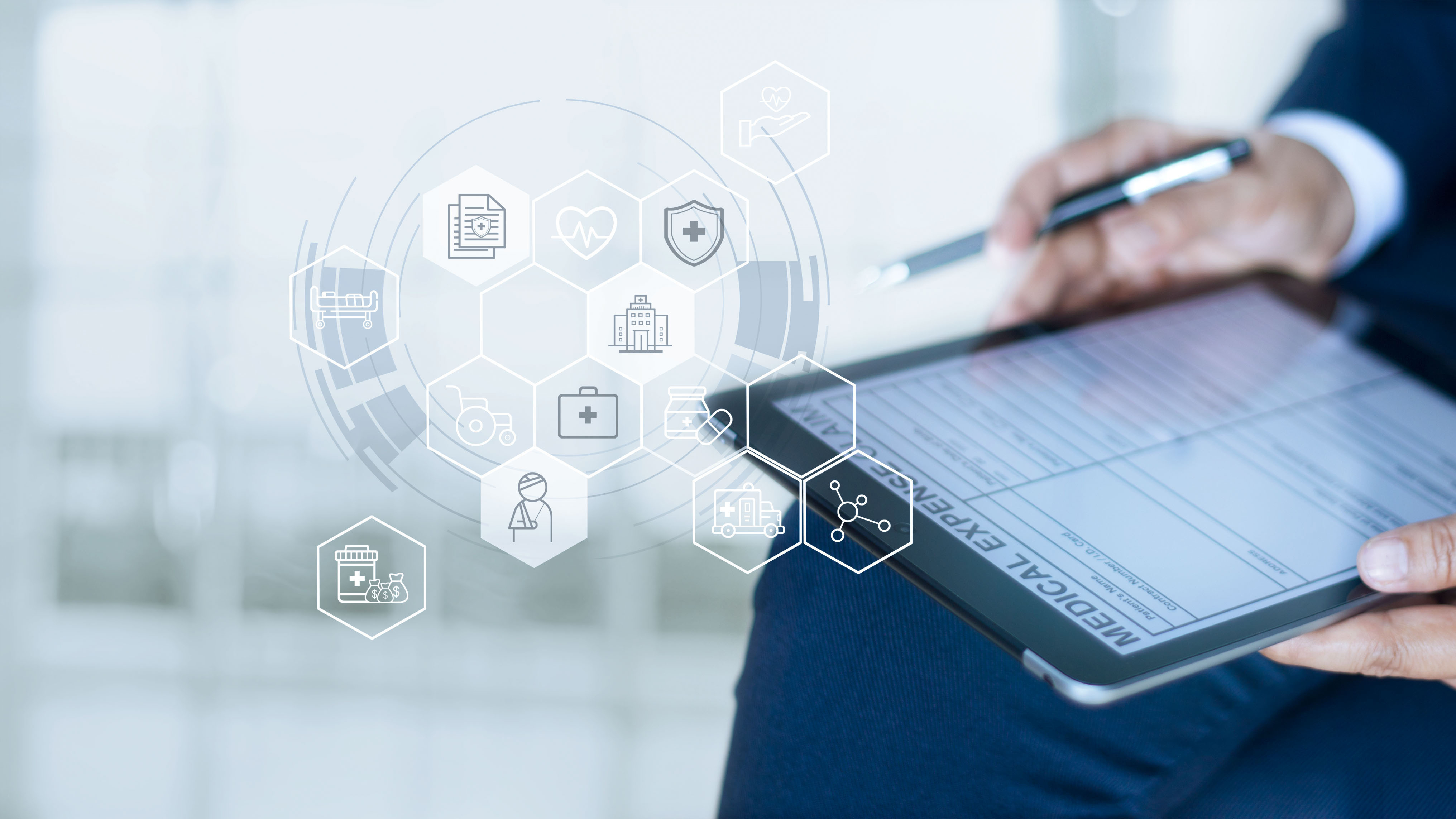 Eine Person hält ein Tablet in der Hand, auf dem ein medizinisches Formular sichtbar ist. Um das Tablet herum sind ikonische Darstellungen von medizinischen Symbolen und Dienstleistungen angeordnet, die auf verschiedene Aspekte der Gesundheitsversorgung hinweisen.