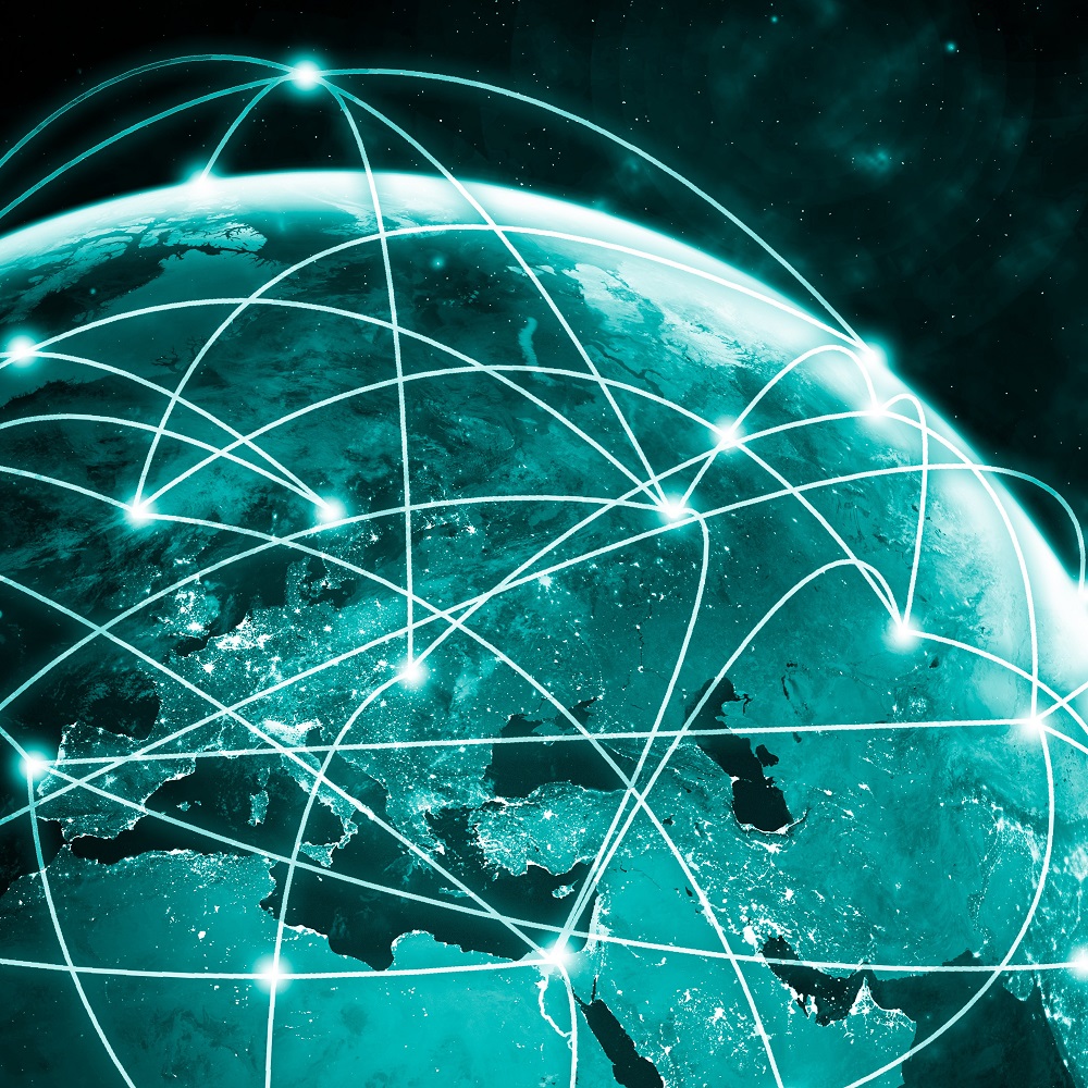 Eine digitale Darstellung der Erde zeigt ein Netzwerk aus leuchtenden Linien und Punkten, die verschiedene Regionen miteinander verbinden. Diese Grafik symbolisiert globale Vernetzung und den Austausch von Informationen über Kontinente hinweg.