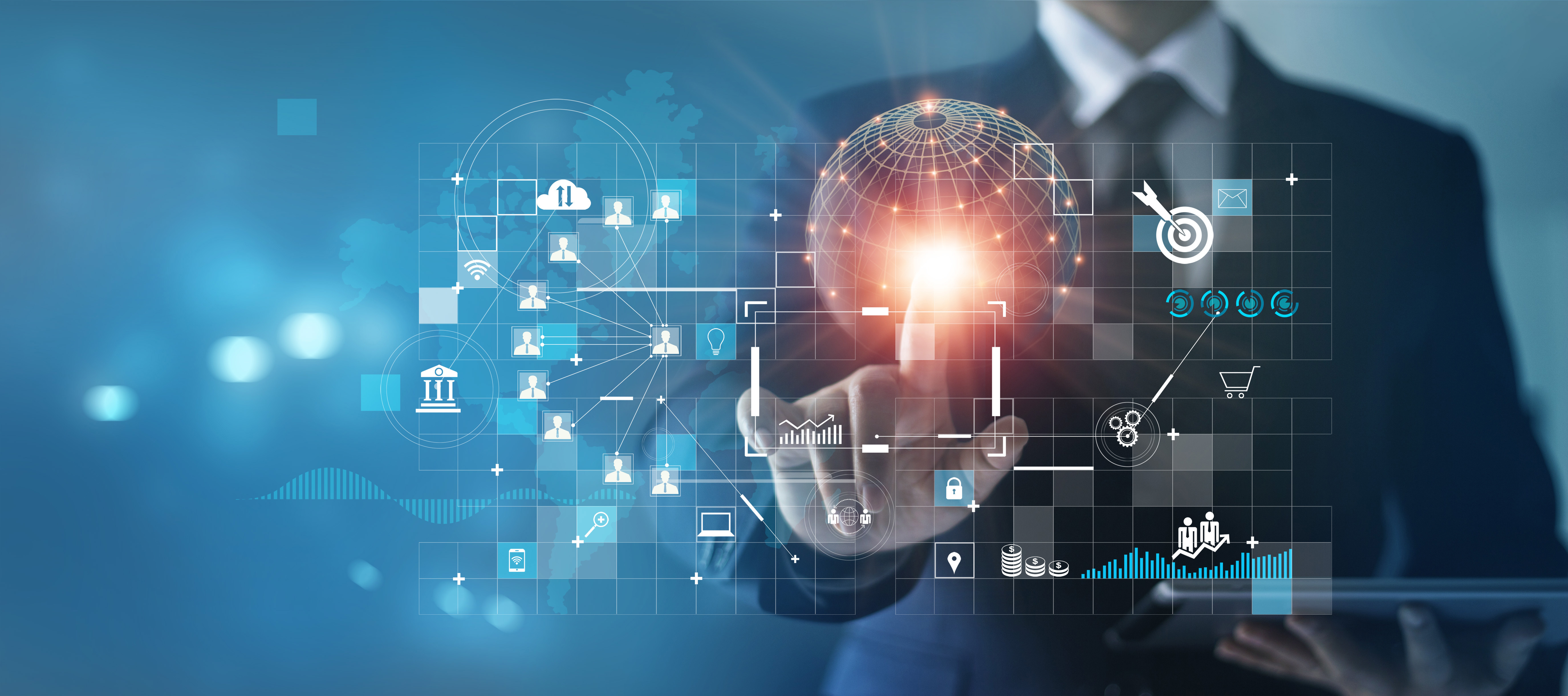 Ein Geschäftsmann in einem Anzug interagiert mit einer digitalen Weltkarte, umgeben von Icons, die Technologien, Kommunikation und Datenanalysen darstellen. Seine Hand zeigt auf ein schimmerndes, digitales Globus-Symbol, das Innovation und Vernetzung symbolisiert.