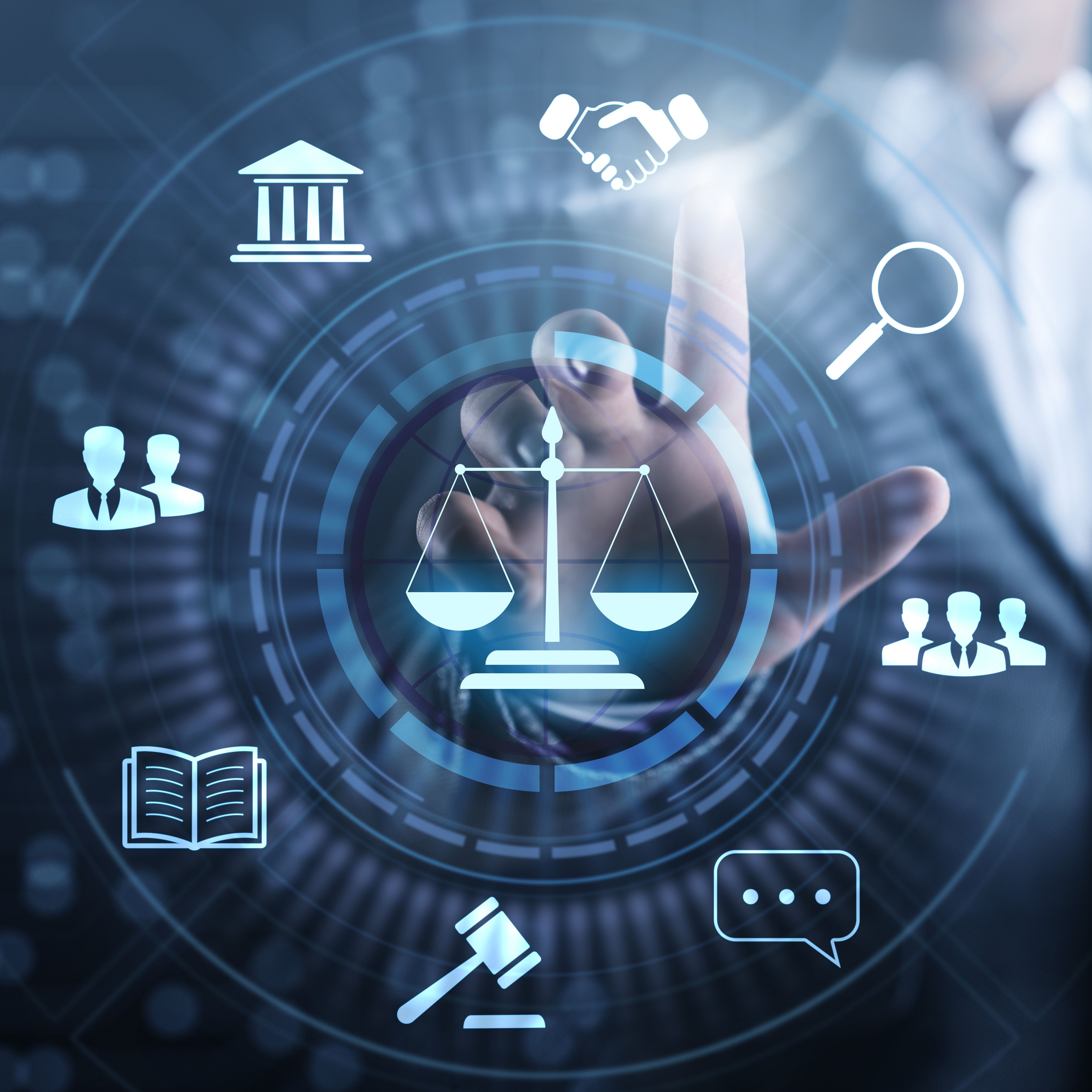 Eine Person in Anzug berührt mit einem Finger ein digitales Symbol der Waage in der Mitte. Um die Waage sind verschiedene Icons angeordnet, darunter ein Gericht, eine Lupe, ein Buch und Schemata von Menschen. Das Bild vermittelt das Thema Recht und Justiz.