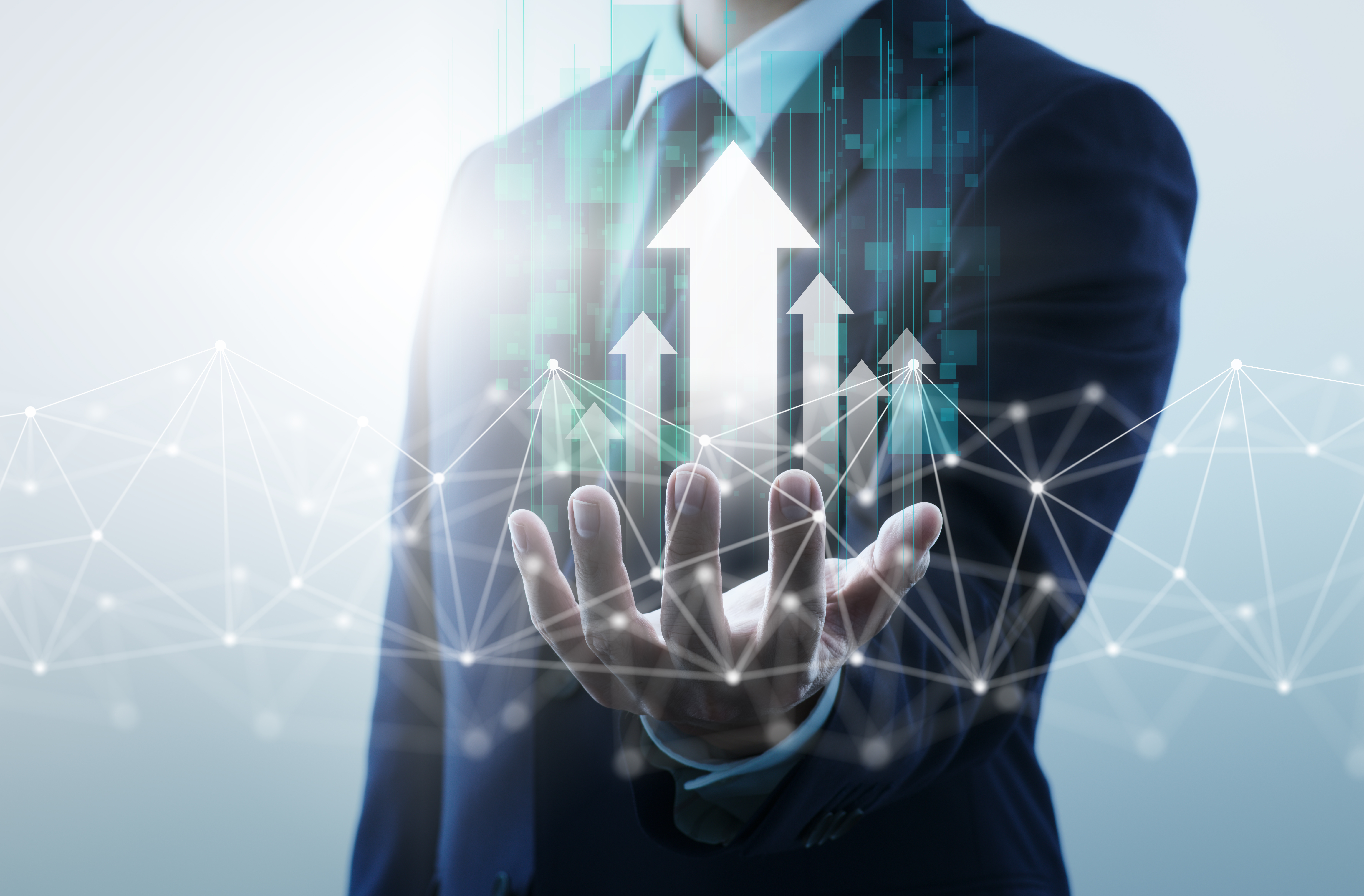Eine Hand präsentiert ansteigende Pfeile und digitale Grafiken, die Wachstum und Fortschritt symbolisieren. Die Hand ist in einem eleganten Anzug gekleidet, was Professionalität und Geschäftswachstum vermittelt. Die Farbpalette ist hell und futuristisch, mit einem Fokus auf Technologie.