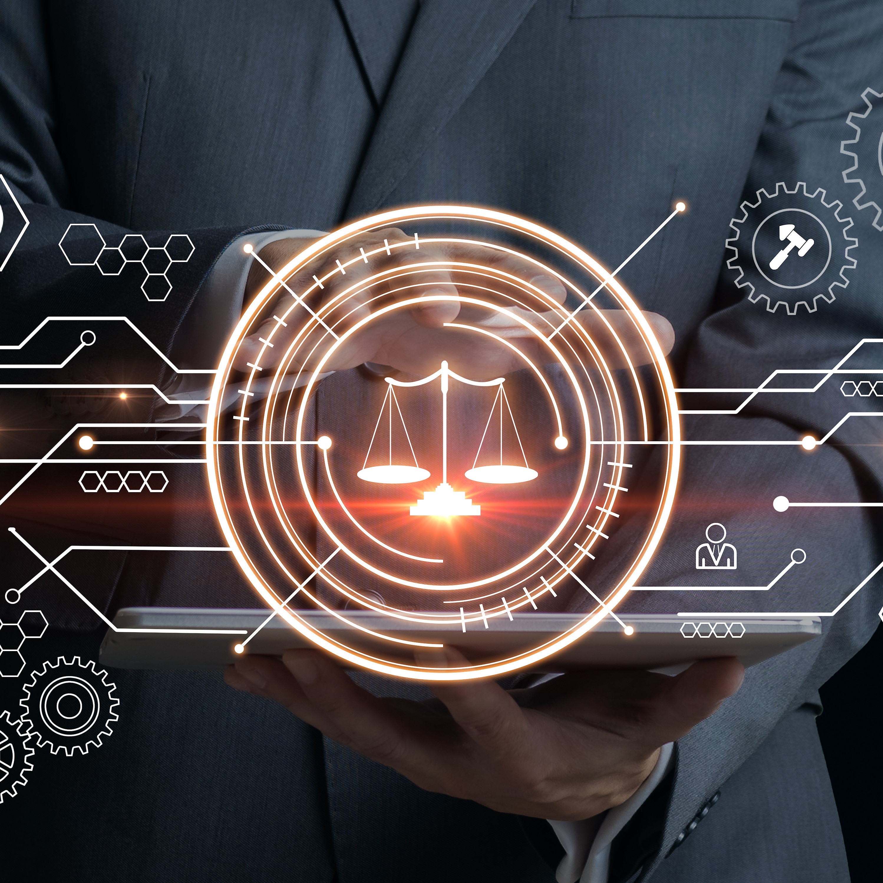 Eine Person in Anzug hält ein Tablet, über dem eine Grafik mit einer Waage und technischen Elementen schwebt. Die Waage symbolisiert Gerechtigkeit und Rechtsfragen, unterstützt durch digitale Designelemente, die eine moderne Perspektive auf das Recht darstellen.