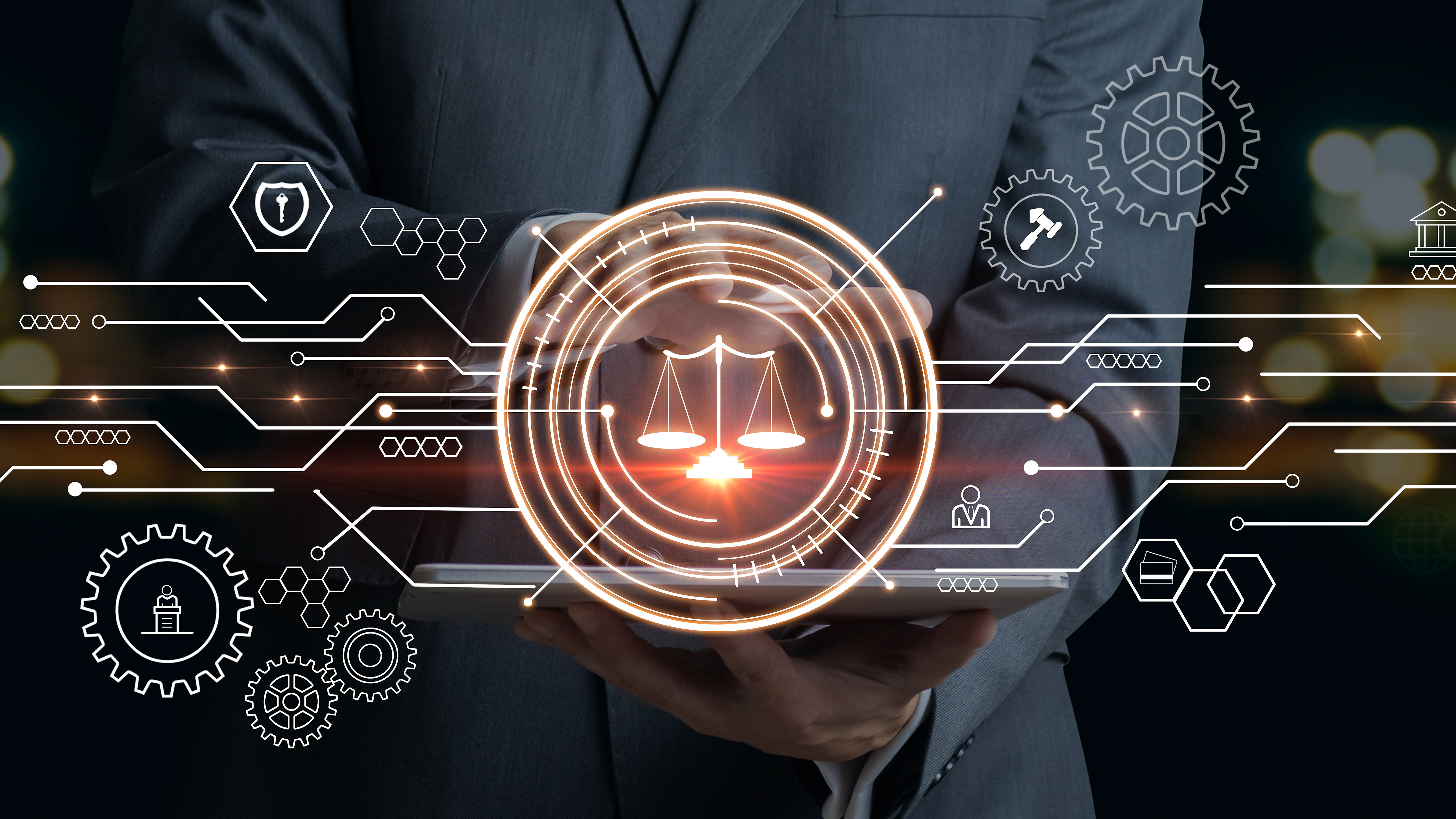 Ein Geschäftsmann hält ein Tablet, auf dem eine digitalisierte Waage abgebildet ist, die Gerechtigkeit symbolisiert. Hintergrundgrafiken umfassen technologische Elemente, die die Verbindung zwischen Recht und Technologie darstellen. Die Atmosphäre ist modern und futuristisch, mit einem leicht verschwommenen Lichtspiel.