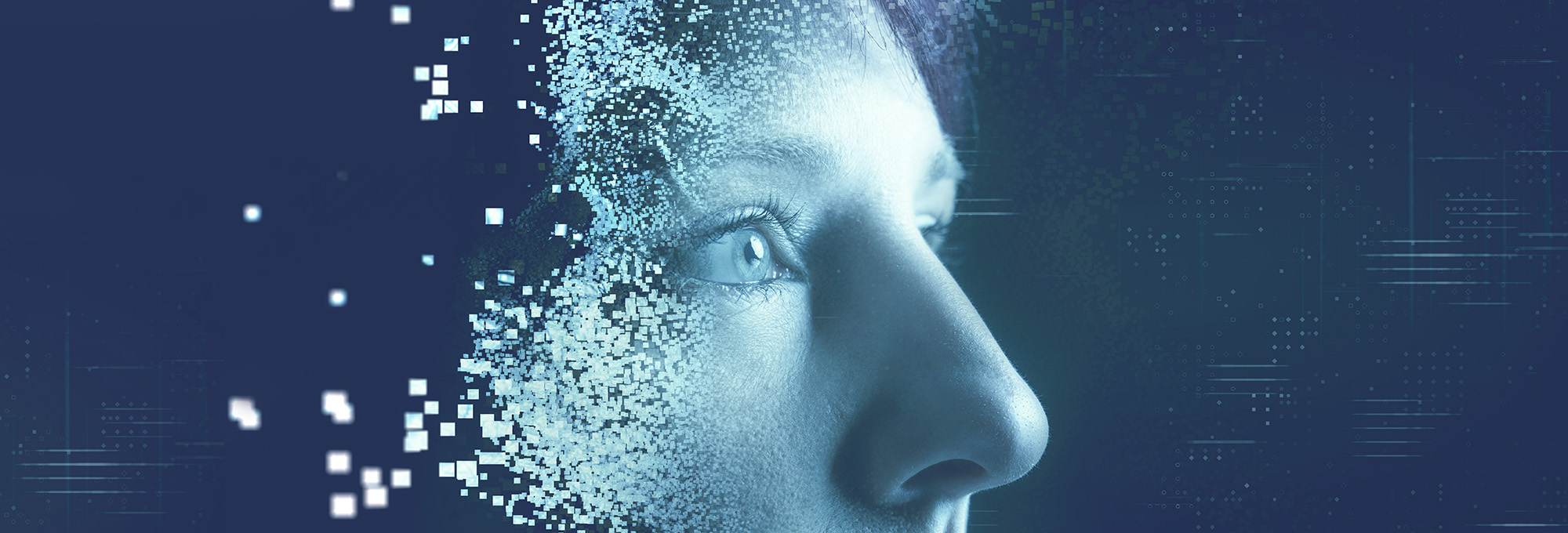 Ein digitales Porträt einer menschlichen Gesichtshälfte, die teilweise aus pixelartigen Fragmenten besteht. Der Hintergrund ist dunkelblau und vermittelt einen futuristischen Eindruck. Die Augen sind deutlich sichtbar und wirken nachdenklich.