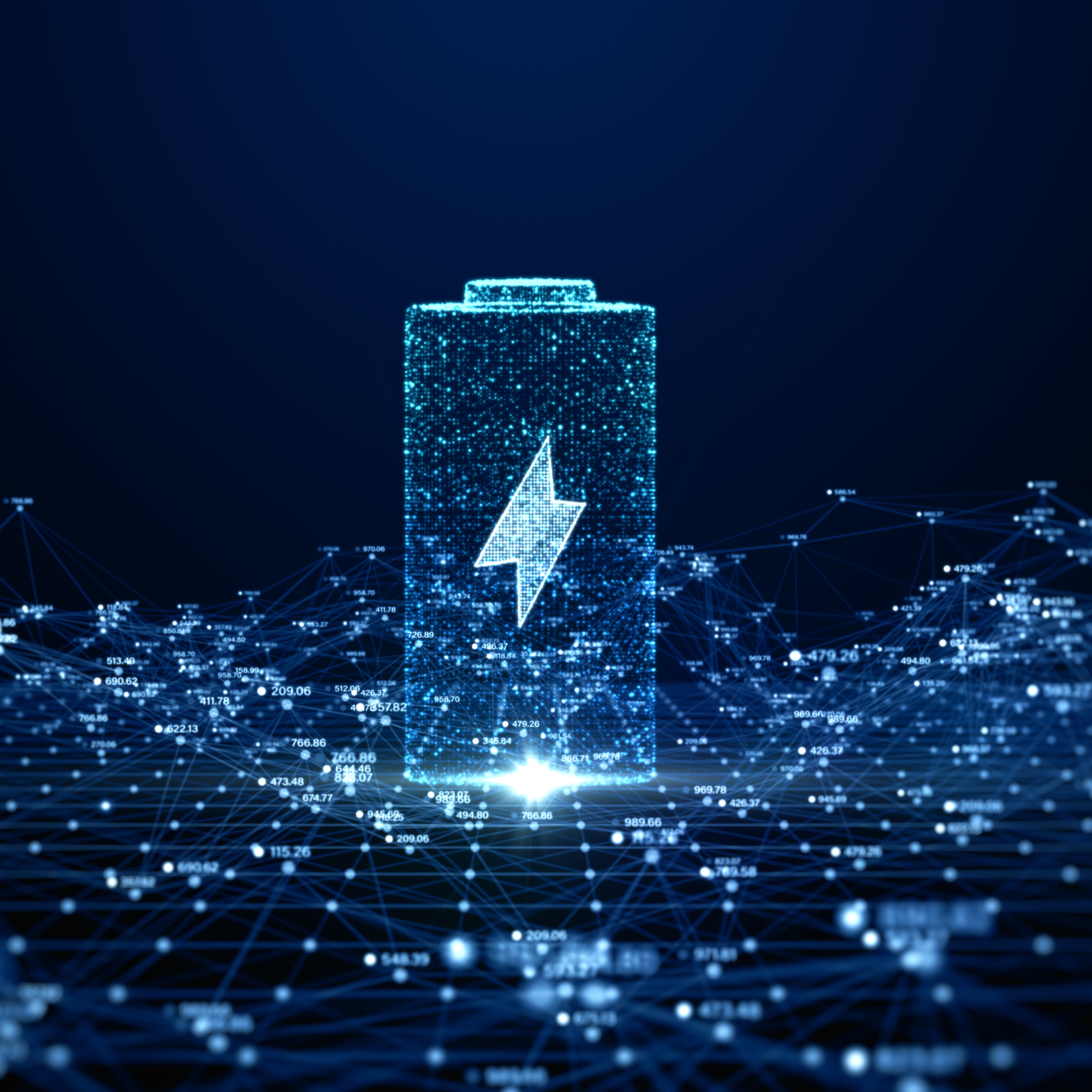 Ein leuchtender, digital gestalteter Akku mit einem Blitzsymbol steht im Mittelpunkt. Um ihn herum sind feine Lichtlinien und Zahlen verteilt, die ein Netzwerk oder Datensystem andeuten. Der Hintergrund ist dunkelb blau, was den Fokus auf den Akku verstärkt.