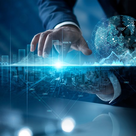 Eine Hand berührt eine digitale Oberfläche, auf der grafische Daten und ein 3D-Modell der Erde dargestellt sind. Im Hintergrund sind Stadtansichten und Statistiken zu sehen, die auf technologische Innovationen und globale Vernetzung hinweisen.