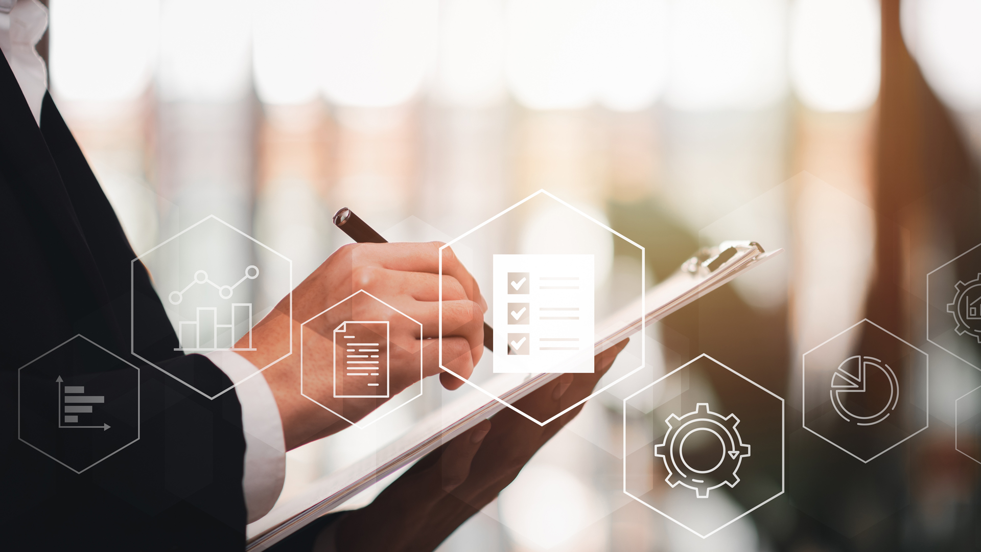 Eine Person in einem Anzug hält ein Notizblatt und schreibt mit einem Stift. Im Hintergrund sind grafische Symbole zu sehen, die Daten und Überblick über Aufgaben darstellen, was auf einen geschäftlichen oder analytischen Kontext hinweist.