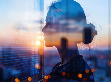 Silhouette einer Frau im Profil vor einem Fenster, während die Sonne untergeht. Im Hintergrund sind schemenhaft Programmiercodes und städtische Elemente sichtbar, die eine Verbindung zwischen Technologie und natürlichem Licht herstellen.