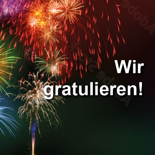 Bunte Feuerwerkskörper erleuchten den Nachthimmel. Der Text „Wir gratulieren!“ ist prominent sichtbar und vermittelt eine festliche Stimmung.