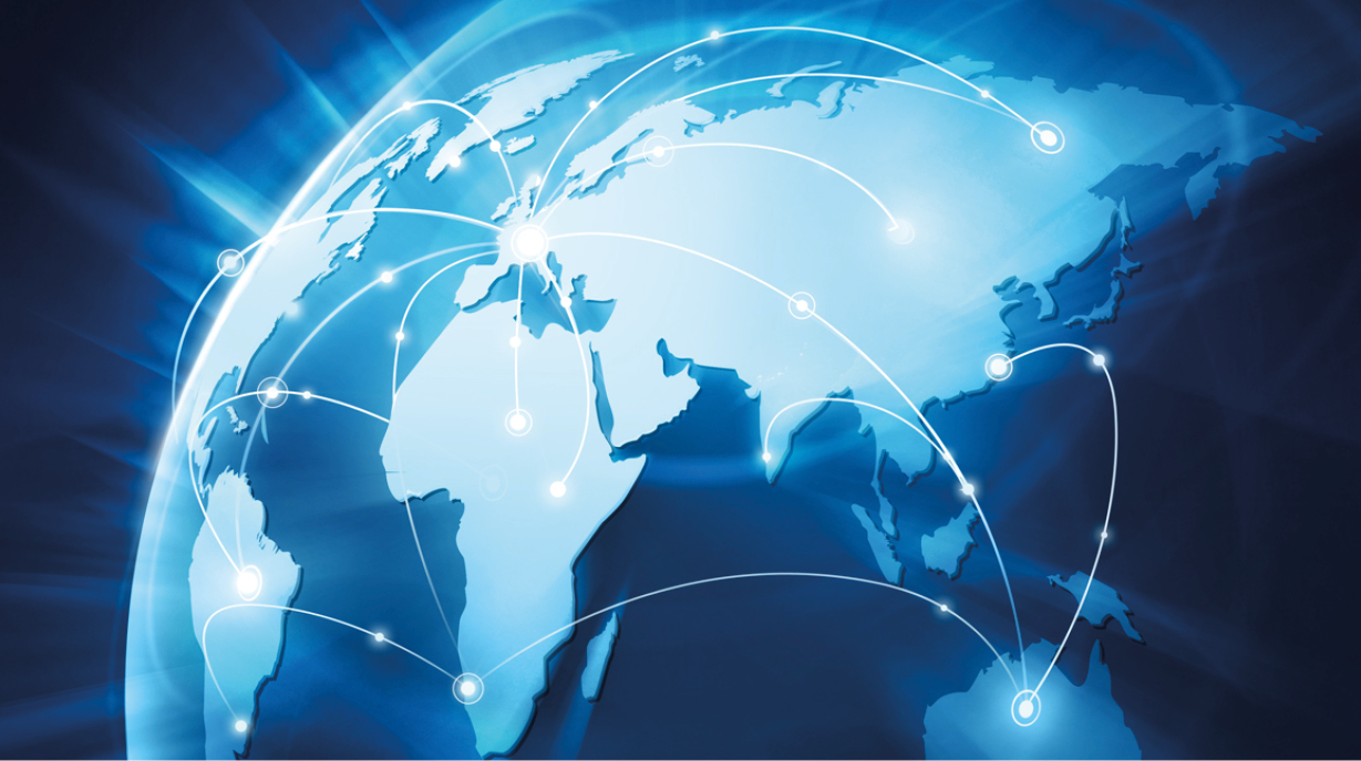 Eine stilisierte Weltkarte in Blautönen zeigt Kontinente und Länder, verbunden durch Netzwerklinien. Diese Linien symbolisieren globale Kommunikation und Vernetzung.