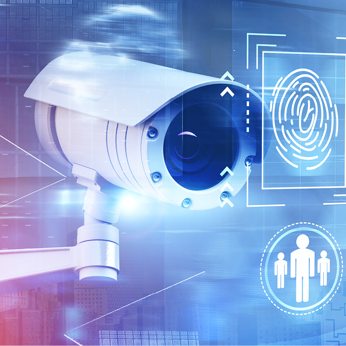 Eine Überwachungskamera ist in einem modernen, technologischen Kontext dargestellt. Im Hintergrund befinden sich digitale Grafiken, die Fingerabdrücke und menschliche Silhouetten zeigen, um das Thema Sicherheit und Überwachung zu verdeutlichen.