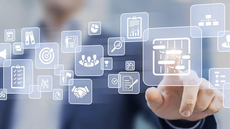 Ein Mann in einem Anzug berührt mit einem Finger digitale Icons, die Symbole für Grafiken, Diagramme und Geschäftsdaten repräsentieren. Die Formen scheinen schwebend vor ihm zu sein und verdeutlichen Interaktionen mit modernen Technologien.