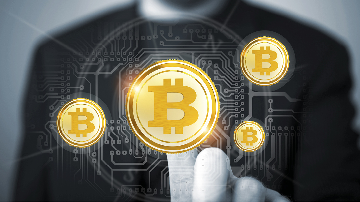 Eine Person in einem Anzug zeigt auf leuchtende Bitcoin-Symbole, die über einem digitalen Hintergrund mit Schaltkreisen schweben. Das Bild vermittelt das Thema Kryptowährung und digitale Finanzen.