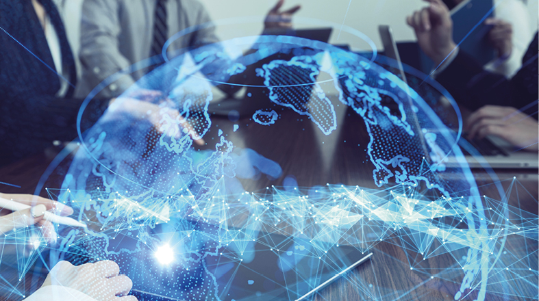 Eine digitale Weltkugel mit einem Netzwerk von Linien und Punkten ist im Vordergrund zu sehen. Im Hintergrund befinden sich Personen, die an einem Tisch sitzen, während sie auf Laptops und Notizen arbeiten. Die Atmosphäre vermittelt Zusammenarbeit und Technologie.