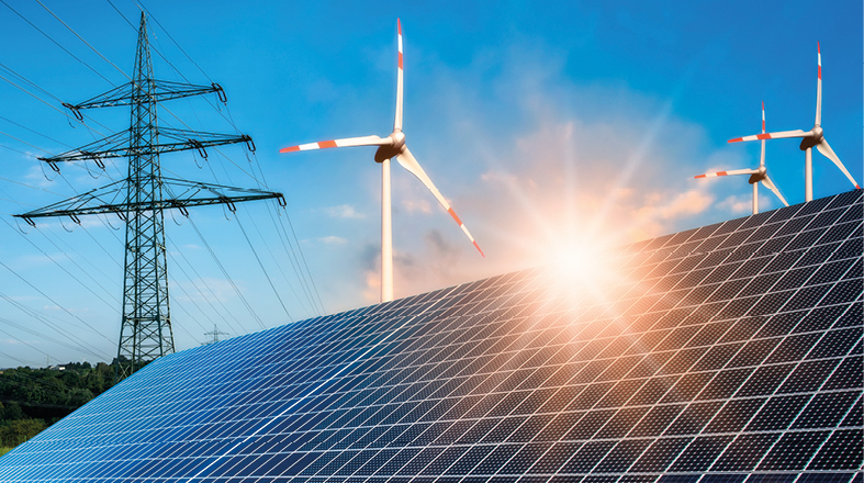Das Bild zeigt eine Solaranlage im Vordergrund und mehrere Windkraftanlagen im Hintergrund, beleuchtet von der Sonne. Es symbolisiert erneuerbare Energien und den Übergang zu nachhaltiger Stromerzeugung.