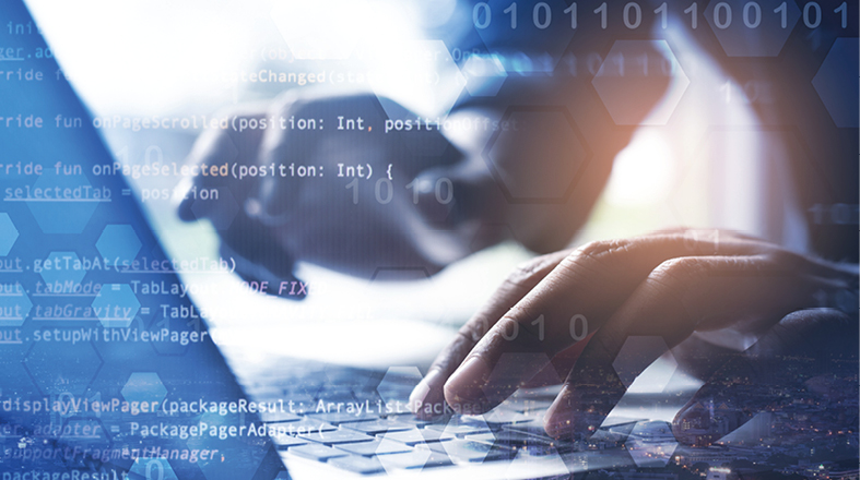 Zwei Hände tippen auf einer Laptop-Tastatur, während im Hintergrund Codezeilen und digitale Symbole eingeblendet sind. Die Darstellung vermittelt eine Fokusierung auf Programmierung oder Softwareentwicklung.