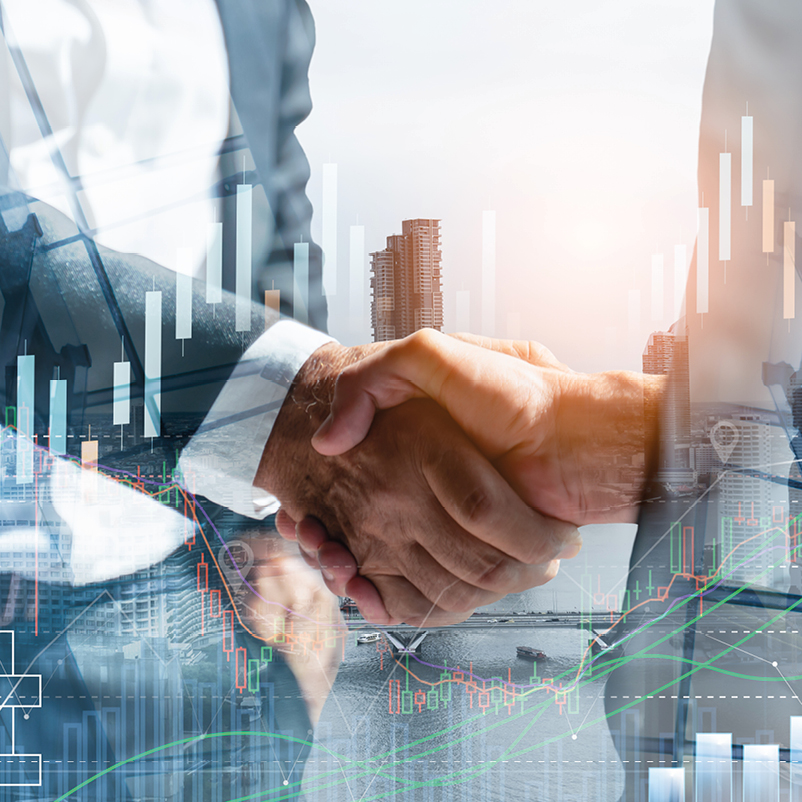 Zwei Personen schütteln sich die Hände, symbolisch für eine erfolgreiche geschäftliche Vereinbarung. Im Hintergrund sind Gebäudefronten und graphische Darstellungen von Finanzdaten zu sehen, die eine dynamische Geschäftswelt darstellen.