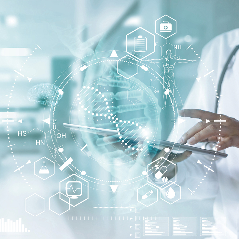 Eine Hand hält ein Tablet, während digitale Gesundheits- und Daten-Symbole im Vordergrund sichtbar sind. Die Grafiken umfassen Diagramme und medizinische Icons, die auf technologischen Fortschritt im Gesundheitswesen hinweisen. Der Hintergrund ist unscharf und vermittelt eine moderne, medizinische Umgebung.