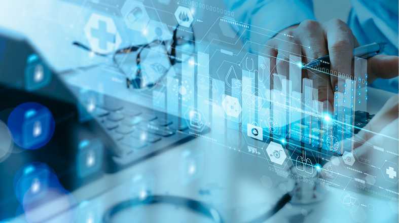 Eine Person tippt auf einem Smartphone, während sie neben einem Laptop sitzt. Im Hintergrund sind digitale Grafiken und Symbole zu sehen, die Datenanalysen und Gesundheitsinformationen darstellen. Die Szene vermittelt den Einsatz moderner Technologie in der Gesundheitsbranche.