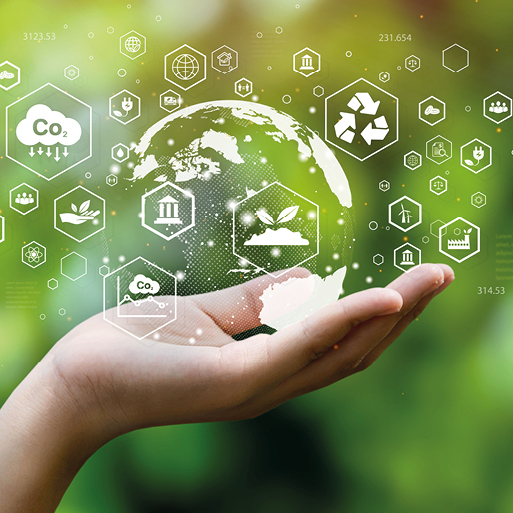 Eine Hand hält eine schimmernde Erde, umgeben von Symbolen für Umweltschutz, wie Recycling, CO2-Reduktion und nachhaltige Entwicklung. Diese Darstellung betont die Wichtigkeit des Umweltschutzes und der ökologischen Verantwortung.