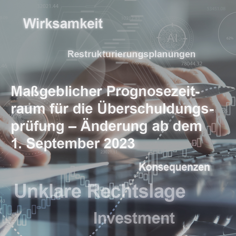 In der Abbildung wird ein Computer mit einer Hand gezeigt, die eine Tastatur berührt. Darauf stehen Texte über die Wirksamkeit von Restrukturierungsplanungen und Änderungen in der Überschuldungsprüfung ab dem 1. September 2023. Weitere Begriffe sind Konsequenzen und unklare Rechtslage.