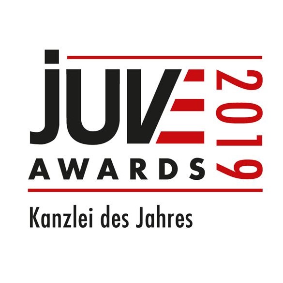 Logo der JUVE Awards 2019, das den Titel „Kanzlei des Jahres“ auszeichnet. Die Schrift ist eine Mischung aus großen und kleinen Buchstaben in Schwarz und Rot auf weißem Hintergrund.