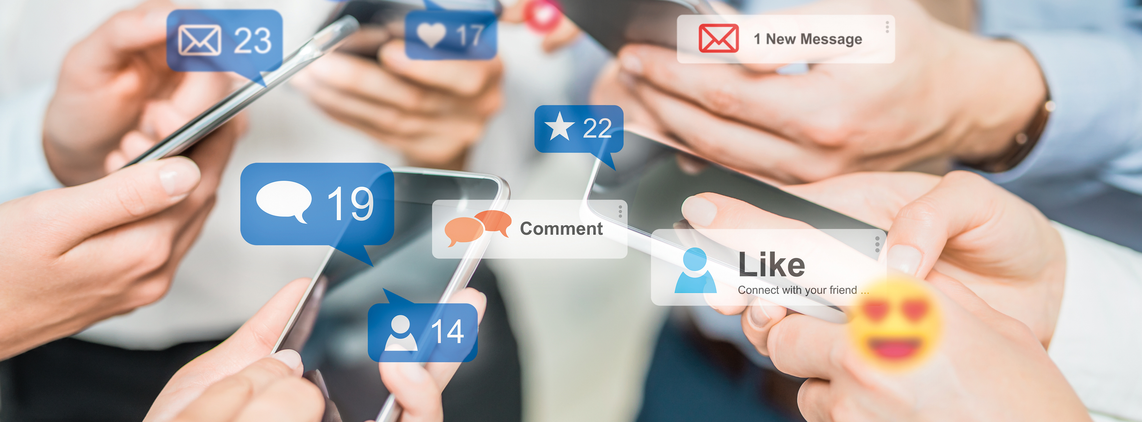 Mehrere Hände halten Smartphones, die mit Benachrichtigungen angezeigt werden. Icons zeigen neue Nachrichten, Likes und Kommentare an. Die Interaktion auf sozialen Medien steht im Vordergrund, was die Kommunikation und Vernetzung zwischen den Benutzern widerspiegelt.