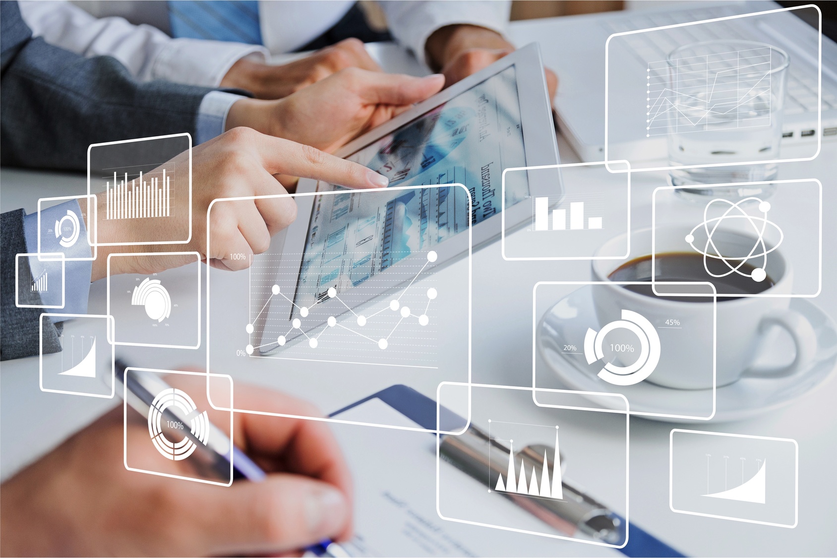 Zwei Personen betrachten gemeinsam ein Tablet, auf dem Diagramme und Grafiken angezeigt werden. Verschiedene Datenvisualisierungen sind auf dem Bildschirm zu sehen, darunter Balken- und Liniendiagramme. Im Vordergrund ist eine Tasse Kaffee und ein notizbuchähnliches Objekt zu erkennen.