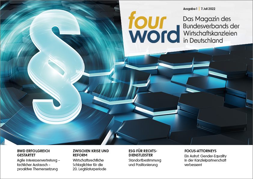 Das Bild zeigt das Cover des Magazins "four word". Im Hintergrund ist ein stilisierter Paragraphen-Symbol zu sehen. Es enthält Titelthemen wie "BWD erfolgreich gestartet", "Zwischen Krise und Reform" sowie "ESG für Rechtsdienstleister". Das Datum ist der 7. Juli 2022.