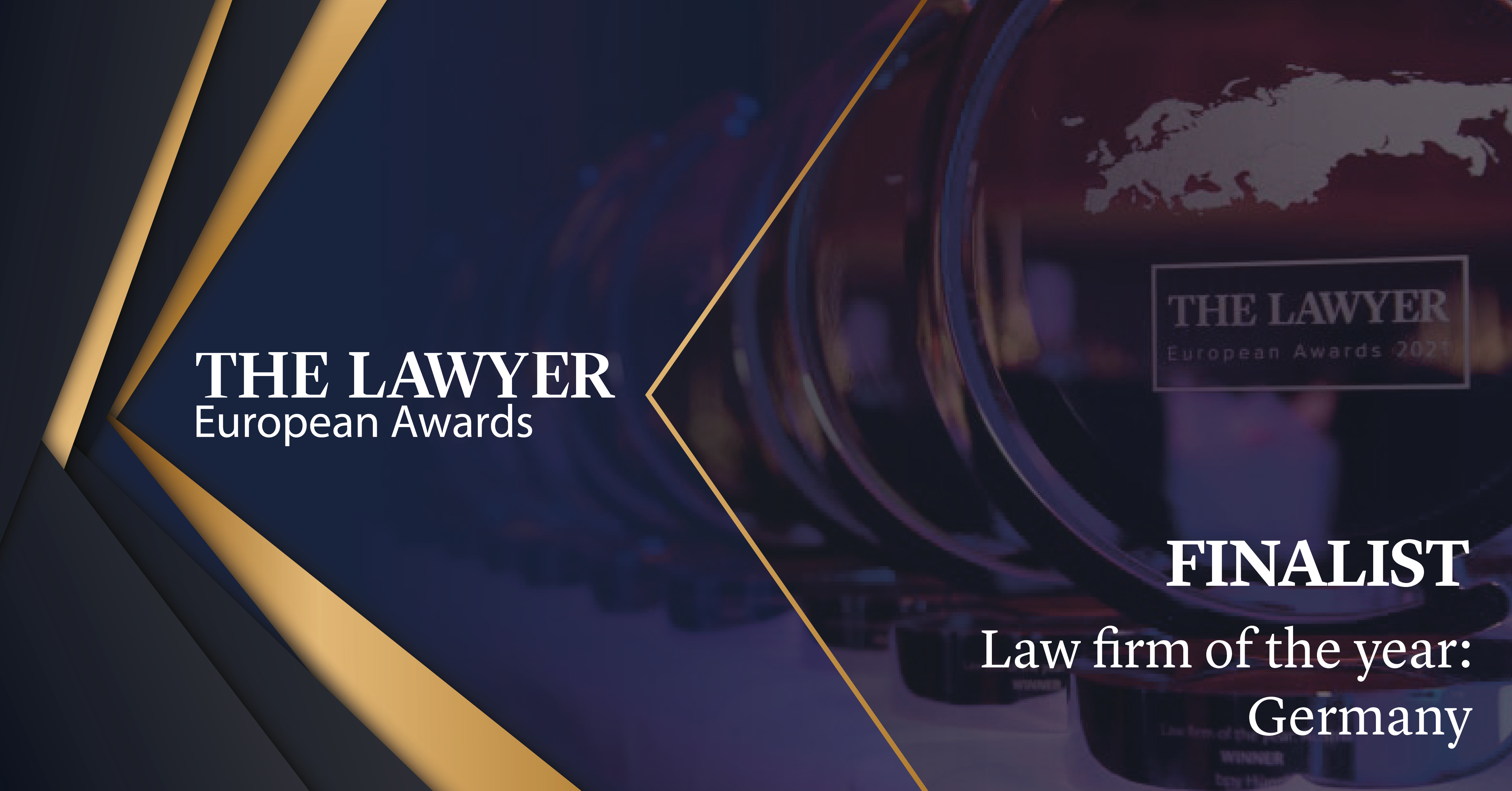Die Grafik zeigt ein stilvolles Design mit dem Text „THE LAWYER European Awards“. Es wird darauf hingewiesen, dass die betreffende Kanzlei als „FINALIST“ in der Kategorie „Kanzlei des Jahres: Deutschland“ ausgezeichnet wurde.۔
