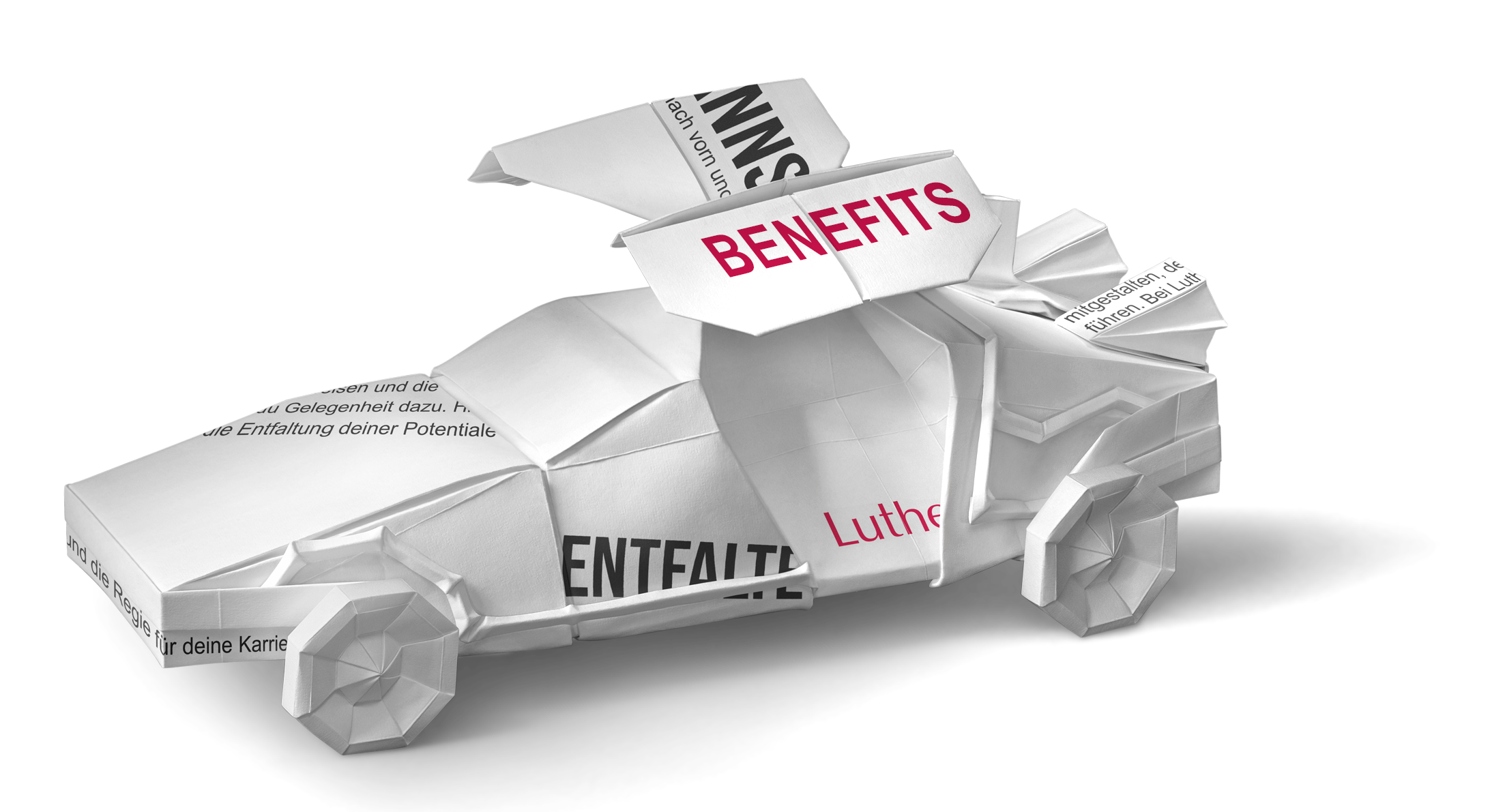 Papiermodell eines Autos, das aus gefaltetem Papier besteht. Auf der Oberfläche stehen verschiedene Wörter wie "BENEFITS" und "ENTFALTE". Das Design ist kreativ und symbolisiert möglicherweise Wachstum oder Entwicklung.
