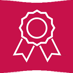 Ein einfaches, weißes Abzeichen oder Siegel auf einem roten Hintergrund. Das Abzeichen hat eine kreisförmige Mitte und gewellte Ränder, mit zwei Bändern, die nach unten hängen. Es symbolisiert Auszeichnung oder Qualität.