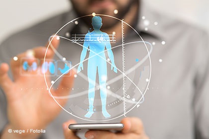 Eine Person hält ein Smartphone und interagiert mit einer holographischen Darstellung eines menschlichen Körpers. Um die Figur sind geometrische Formen und Datenvisualisierungen angeordnet, die Technologie und Gesundheit symbolisieren. Die Szene vermittelt das Thema digitale Innovation im Gesundheitsbereich.