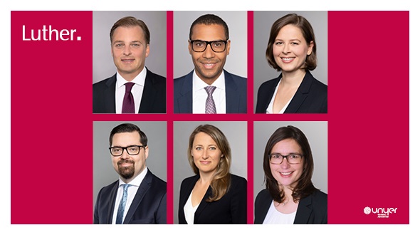 Das Bild zeigt sechs Personen in formeller Kleidung. Sie sind in zwei Reihen angeordnet. Alle haben unterschiedliche Gesichtsausdrücke und Blickrichtungen. Links steht der Schriftzug "Luther." in weißer Schrift auf rotem Hintergrund.